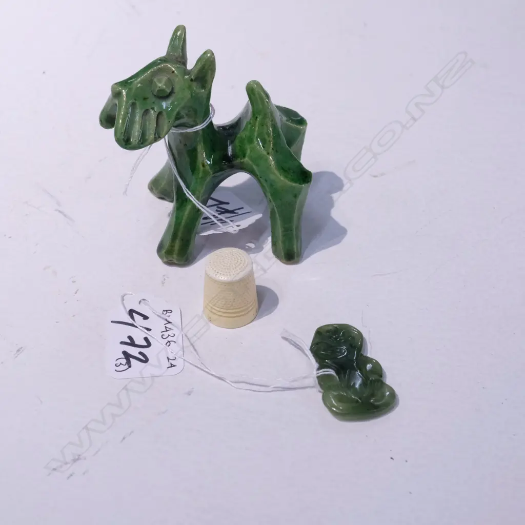 EARLY STUDIO CERAMIC DOG FIGURINE (A/F) / GREENSTONE TIKI / THIMBLE. DOG H. 70MM Image 1++