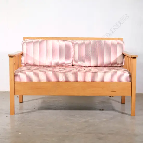 1920S RIMU SETTLE W 1330 MM