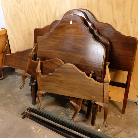 A MAHOGANY DOUBLE HEAD+FOOT BOARD WITH 3 SINGLE H+FOOT BOARDS