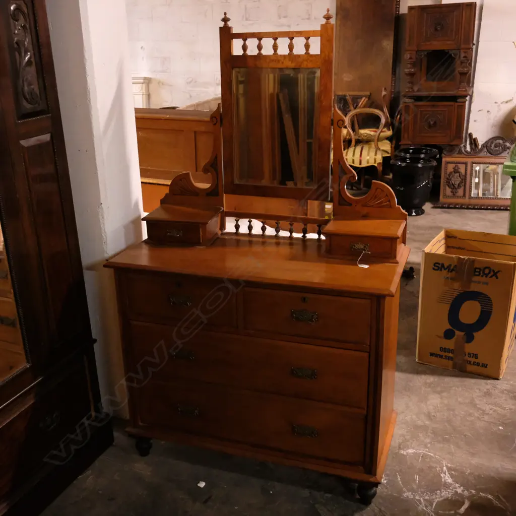 KAURI COLONIAL DRESSING TABLE Image 1++