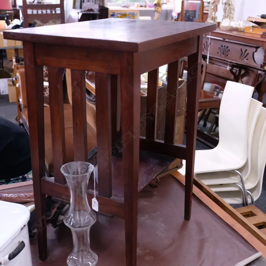 ARTS AND CRAFTS SIDE TABLE Image 1++