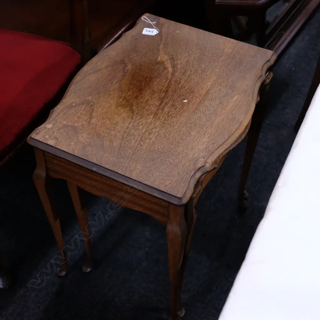 AN OAK NEST OF 2 TABLES Image 1++