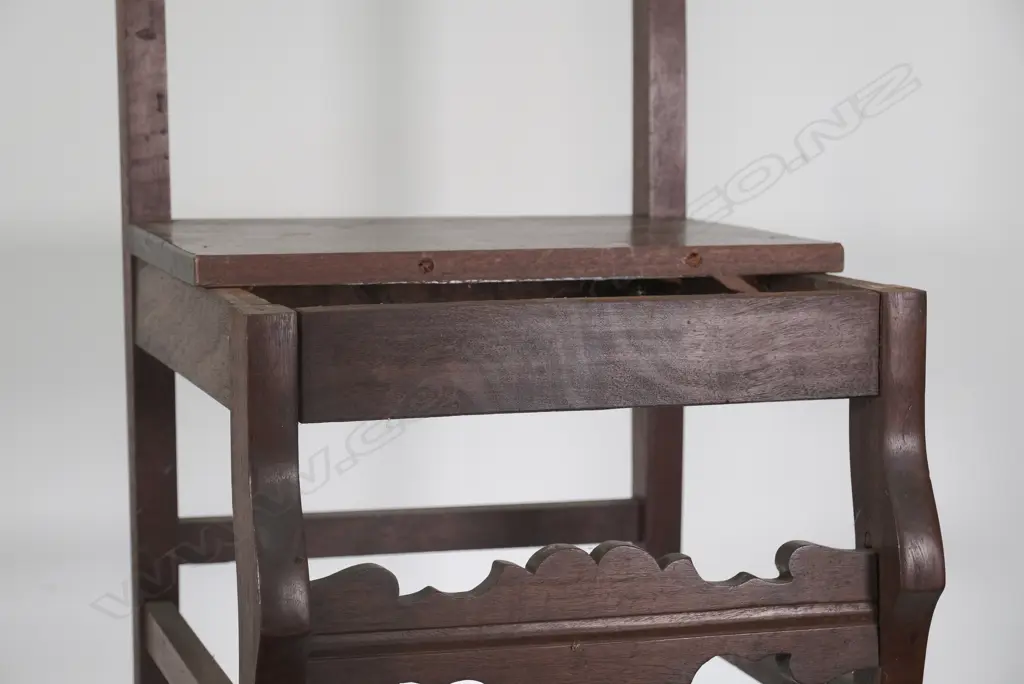 A MAHOGANY SIDE CHAIR WITH SHAPED BACK RAIL, FAULTS  Image 1++