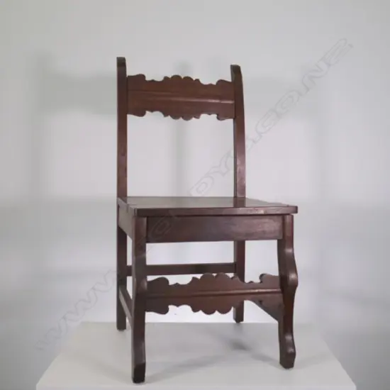 A MAHOGANY SIDE CHAIR WITH SHAPED BACK RAIL, FAULTS 