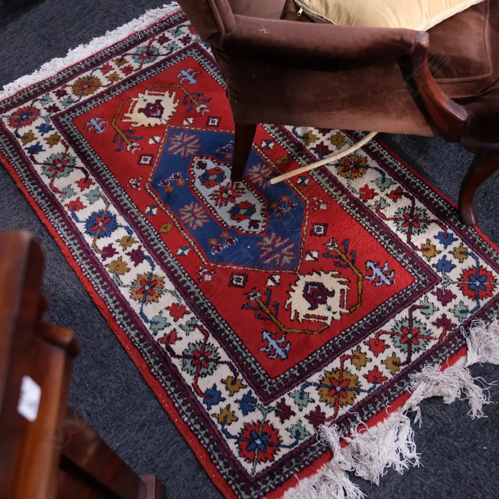 SMALL H/KNOTTED RUG 1300 X 750 MM Image 1++