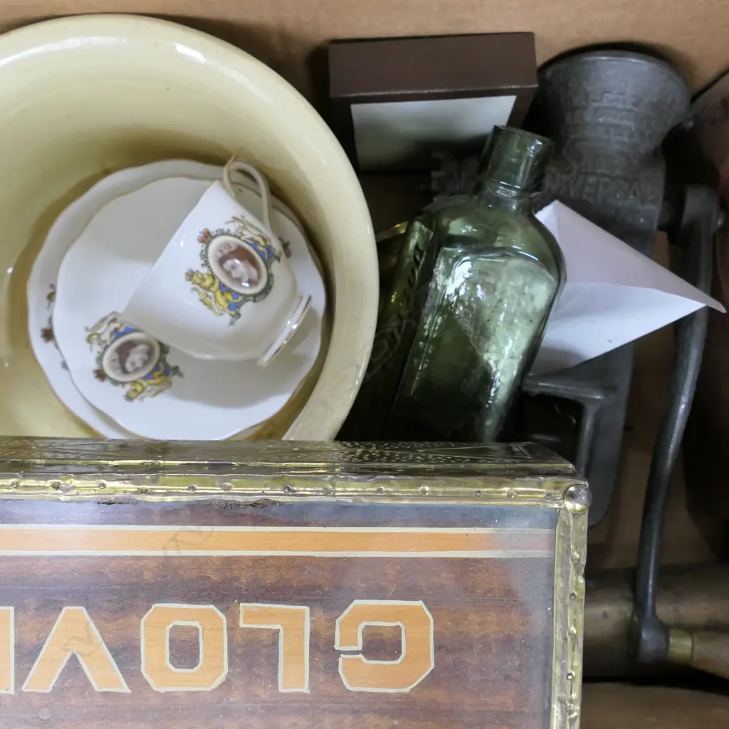 LOT MINCER, WASHBOARDS, POTS ETC Image 1++