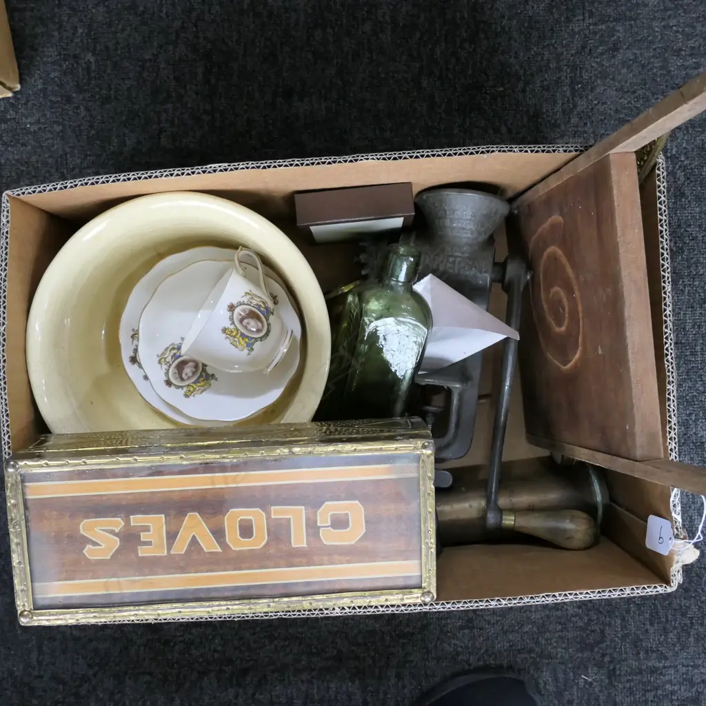 LOT MINCER, WASHBOARDS, POTS ETC Image 1++