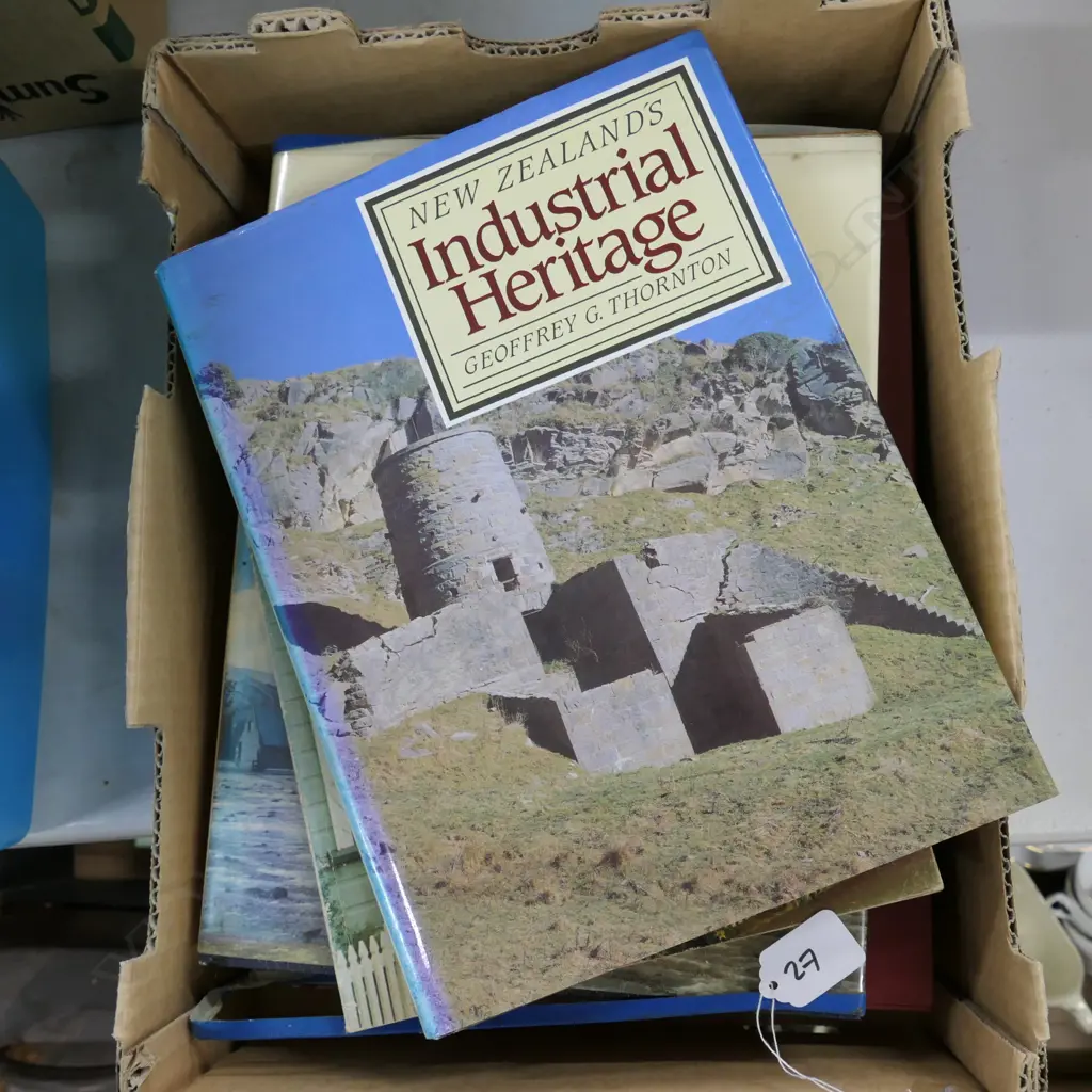 BOX ASST NZ ARCHITECTURE BOOKS Image 1++