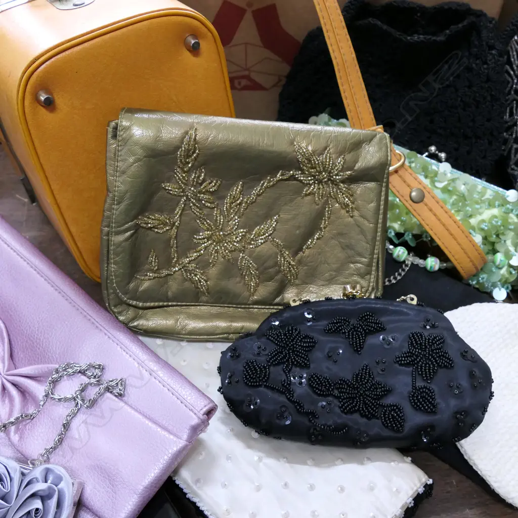 BOX OF VINTAGE PURSES, ETC. Image 1++