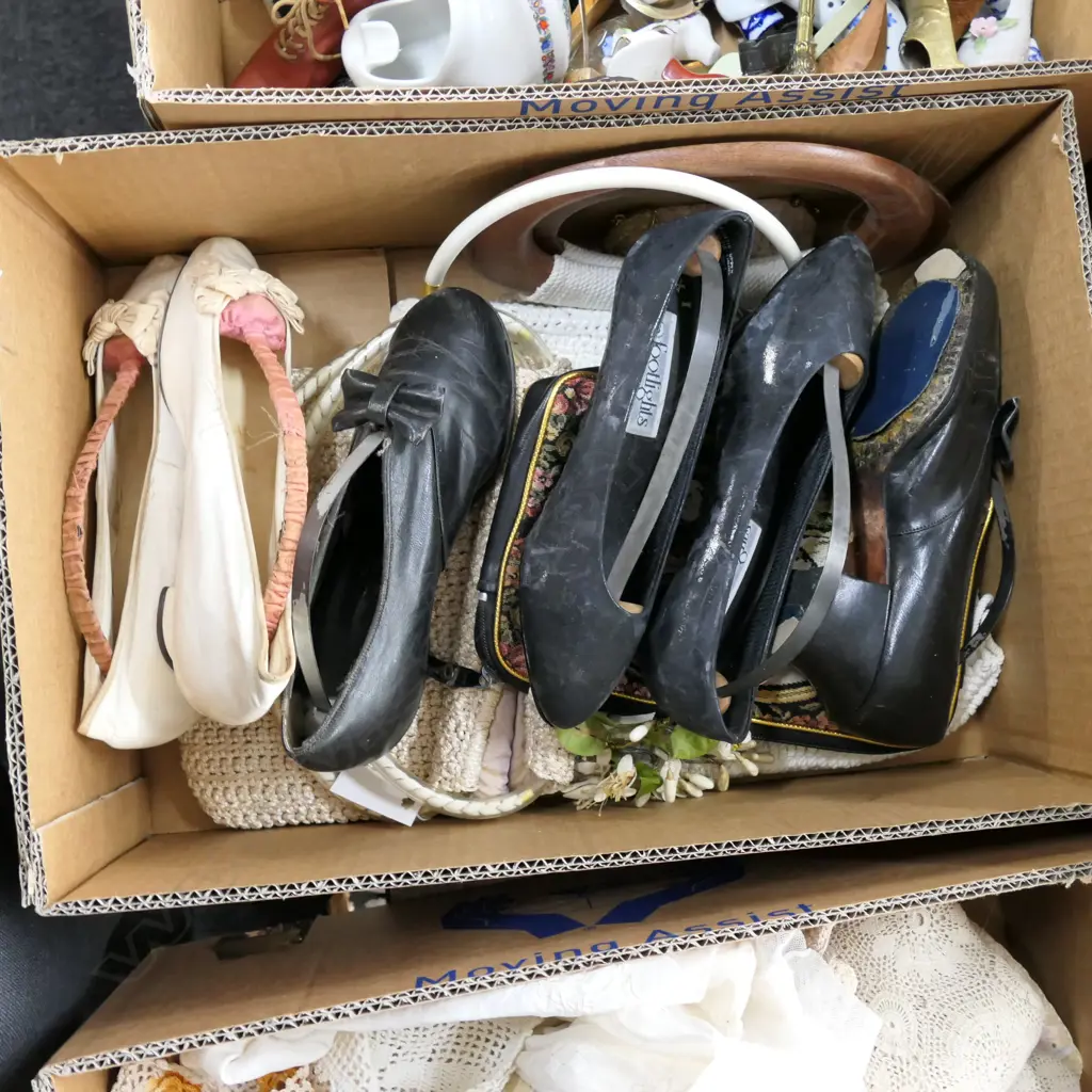 LOT VINTAGE SHOES & BAGS Image 1++