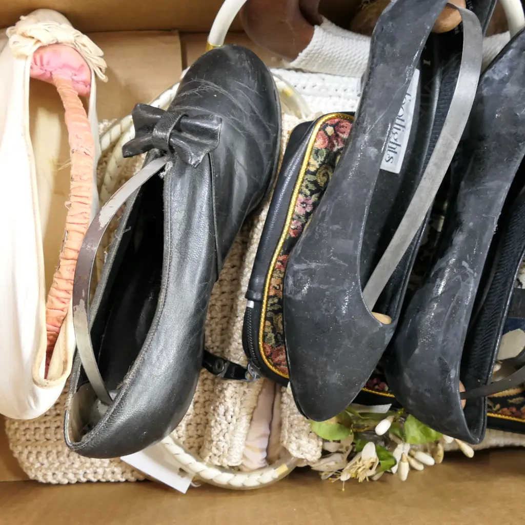 LOT VINTAGE SHOES & BAGS Image 1++