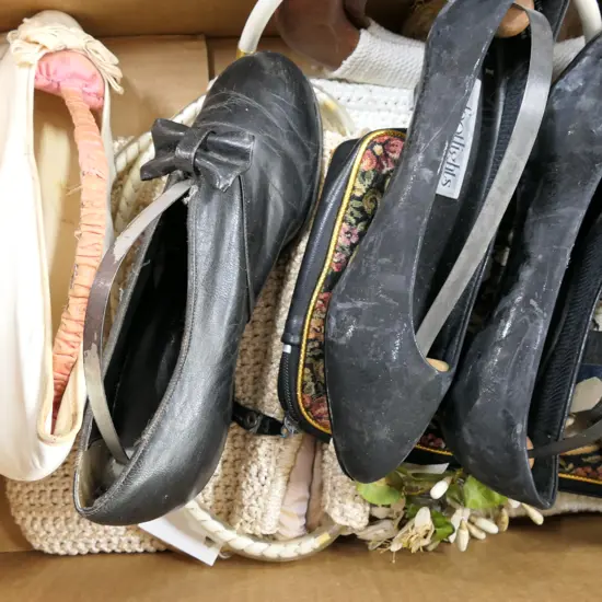 LOT VINTAGE SHOES & BAGS