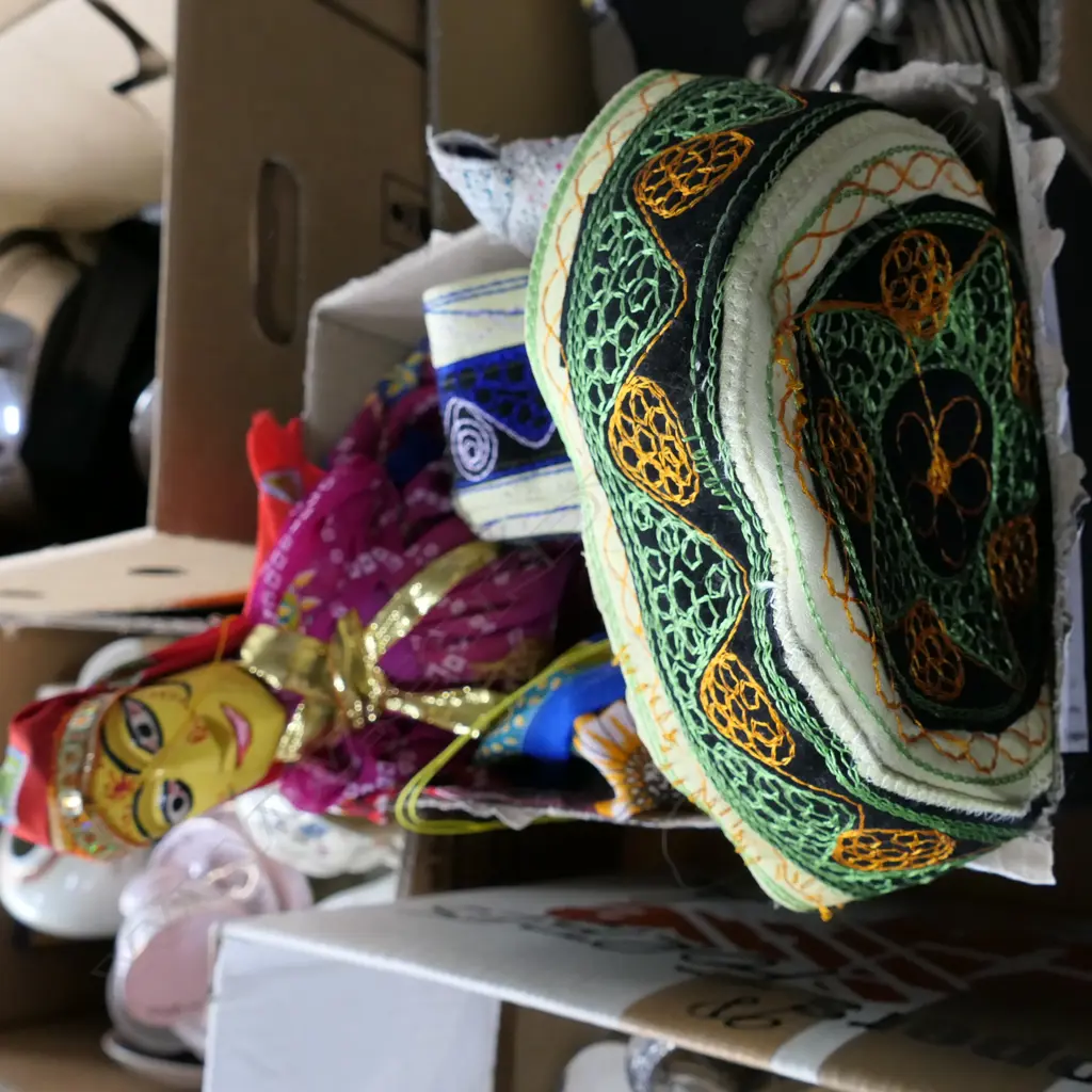 LOT INDIAN DOLLS / HEAD-DRESS / HATS, ETC. Image 1++