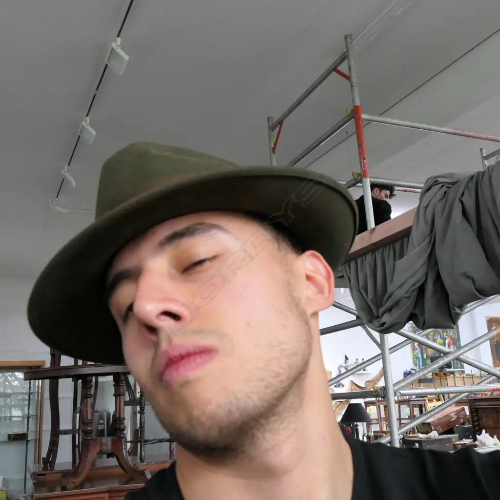 BESPOKE GENT'S HAT IN BOX Image 1++