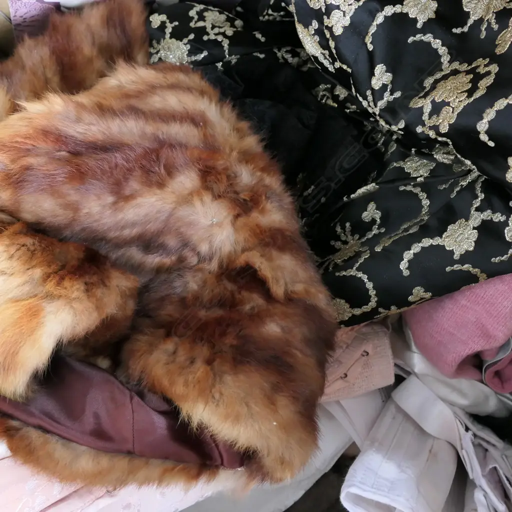 LG LOT FANS, GIRDLES, BAGS ETC Image 1++