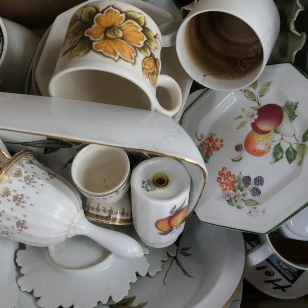 BOX OF CHINA INCL ROYAL WORCESTER 'EVESHAM', ETC Image 1++