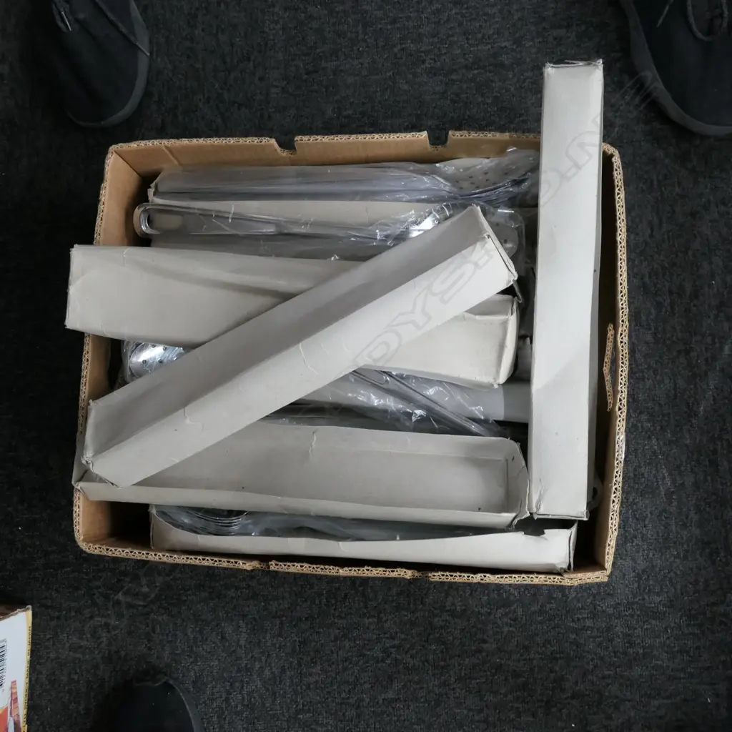 LARGE BOX OF STAINLESS STEEL STRAINING SPOONS Image 1++