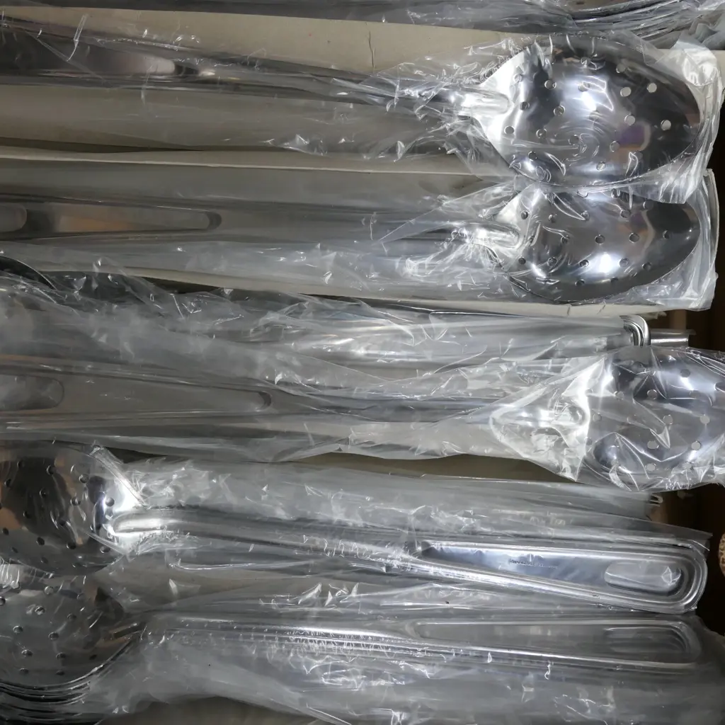LARGE BOX OF STAINLESS STEEL STRAINING SPOONS Image 1++