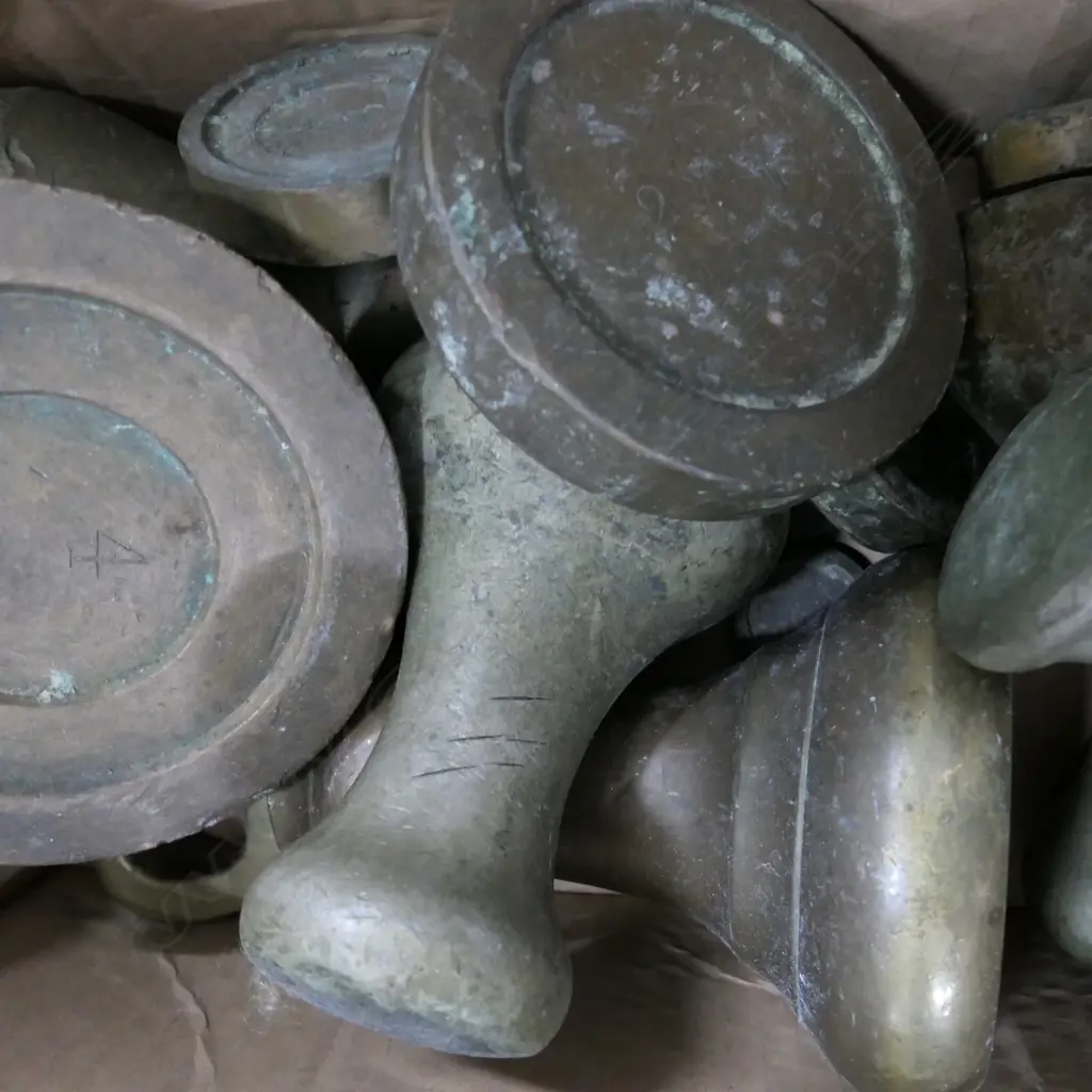 LOT ASST WEIGHTS INCLUDING BELL WEIGHTS Image 1++