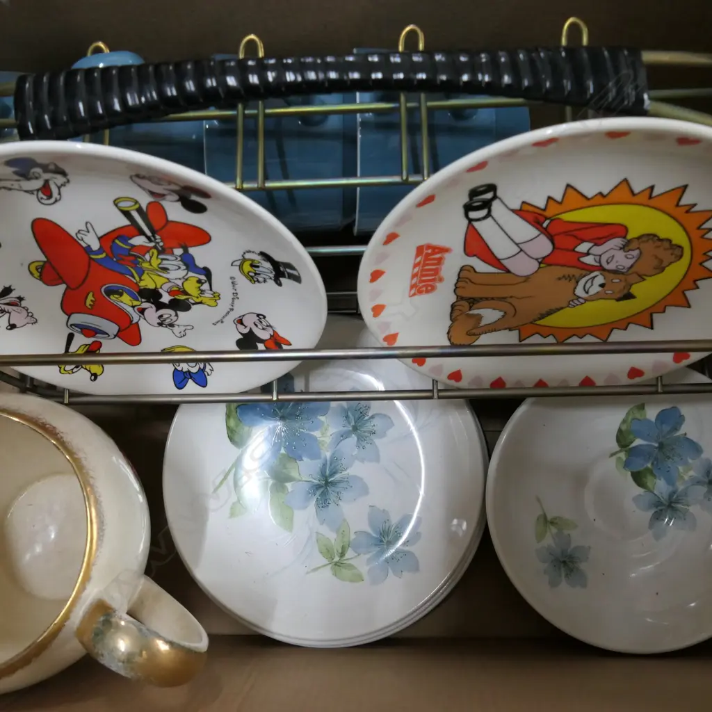 BOX ASST CROWN LYNN INCL. MUGS ON RACK Image 1++