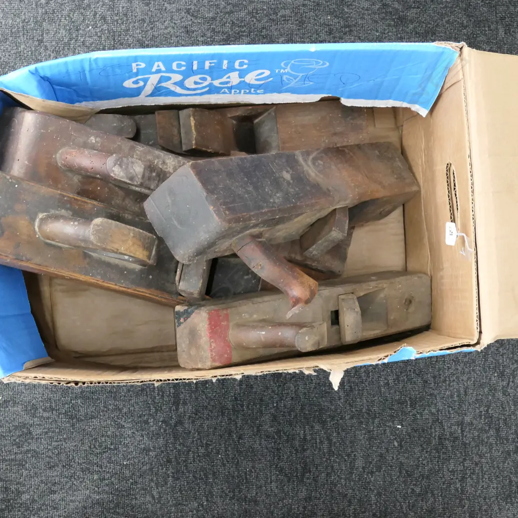 LARGE LOT OF ASST WOODEN PLANES Image 1++