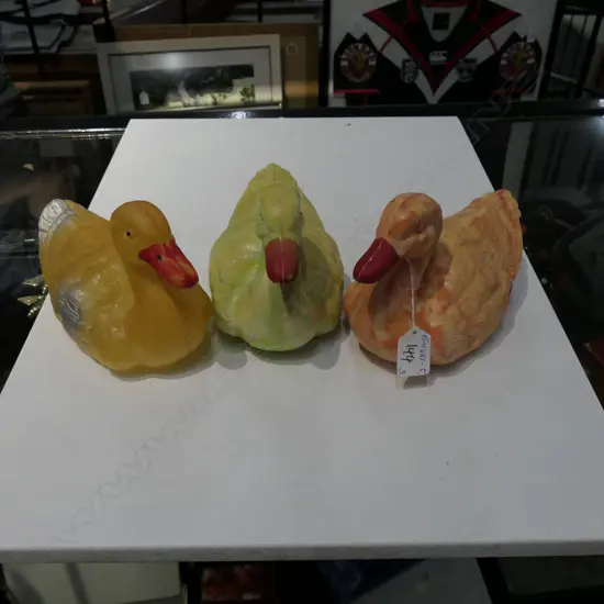 3 VINTAGE PALITOY PLASTIC DUCKS COLOURED L.200MM
