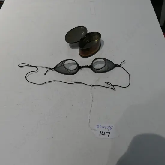 CASED PR OF SAFTEY GLASSES