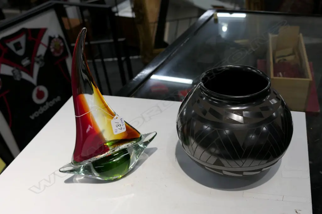 NZ ART GLASS BOAT AND VASE Image 1++