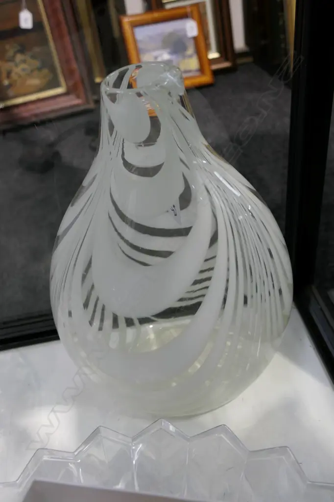 1960'S MODERN WHITE GLASS VASE Image 1++