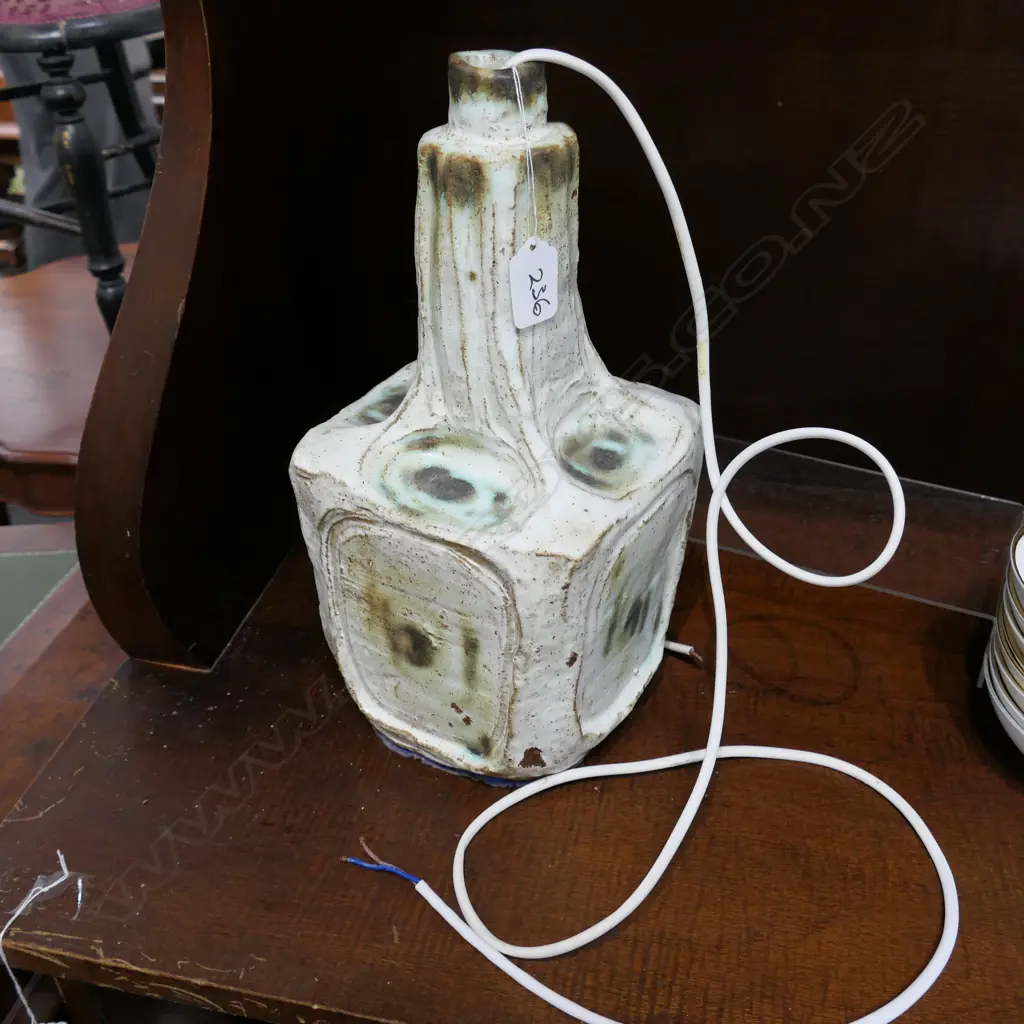 LARGE POTTERY LAMP BASE Image 1++