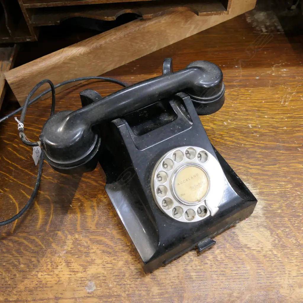 VINTAGE BAKELITE TELEPHONE Image 1++