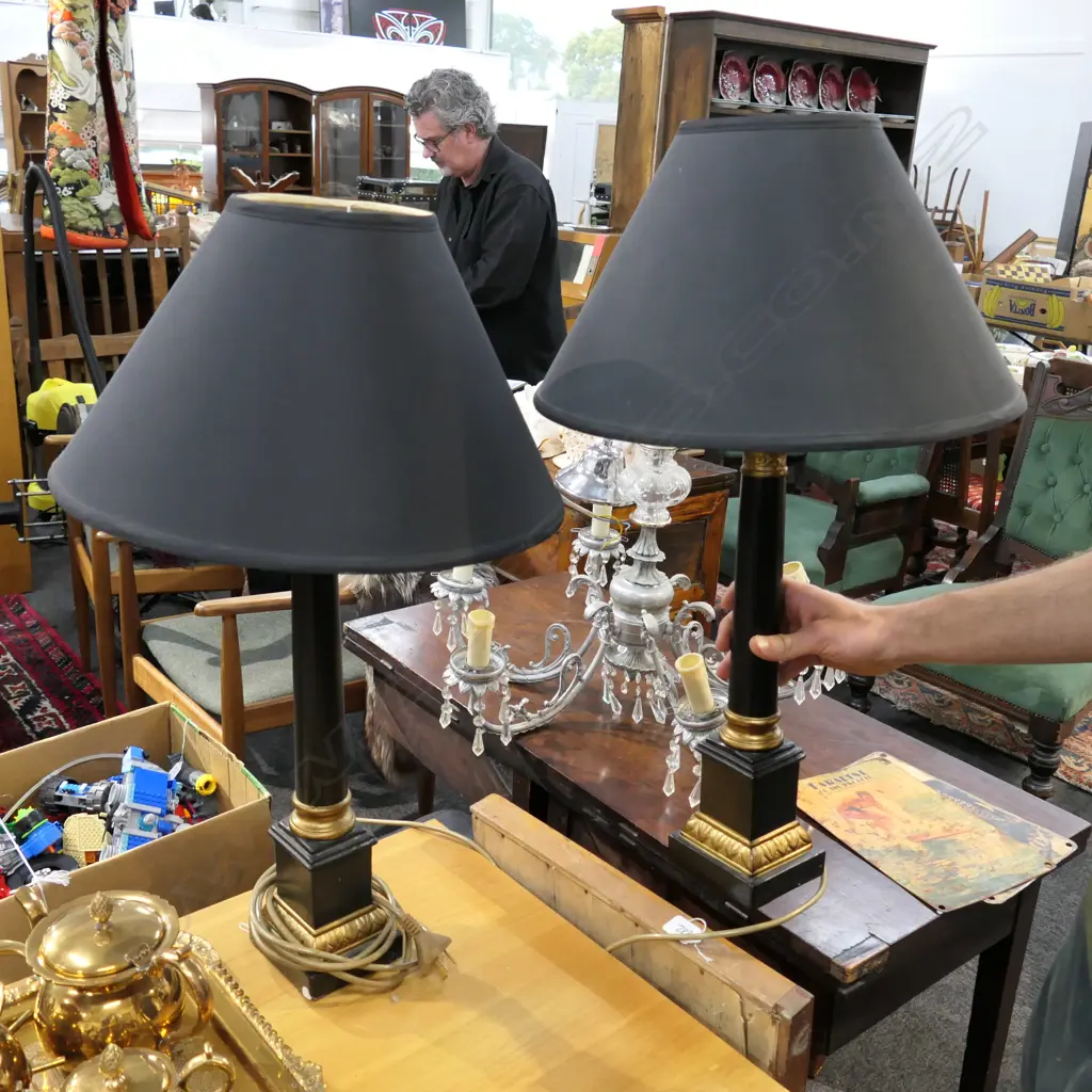 PR BLACK LACQUER / GILT PEDESTAL LAMPS Image 1++