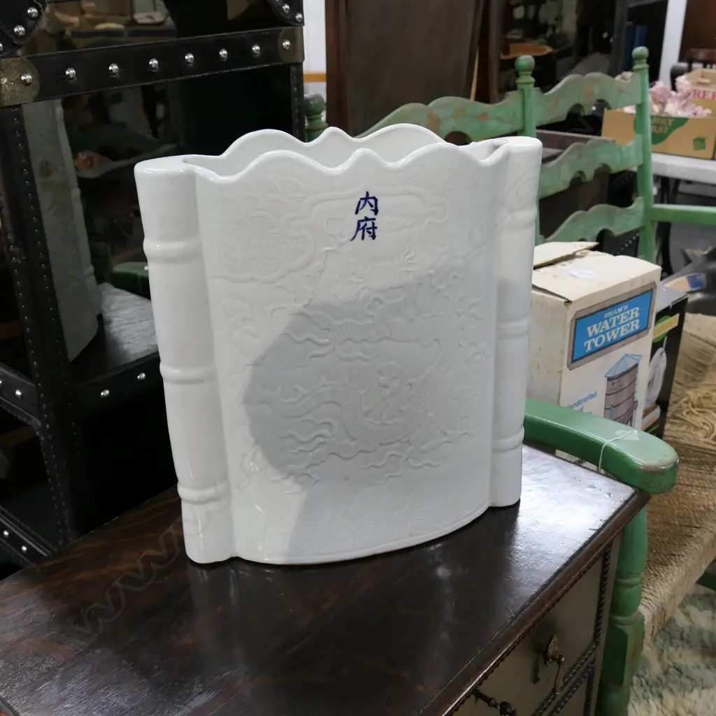 WHITE CHINESE VASE Image 1++