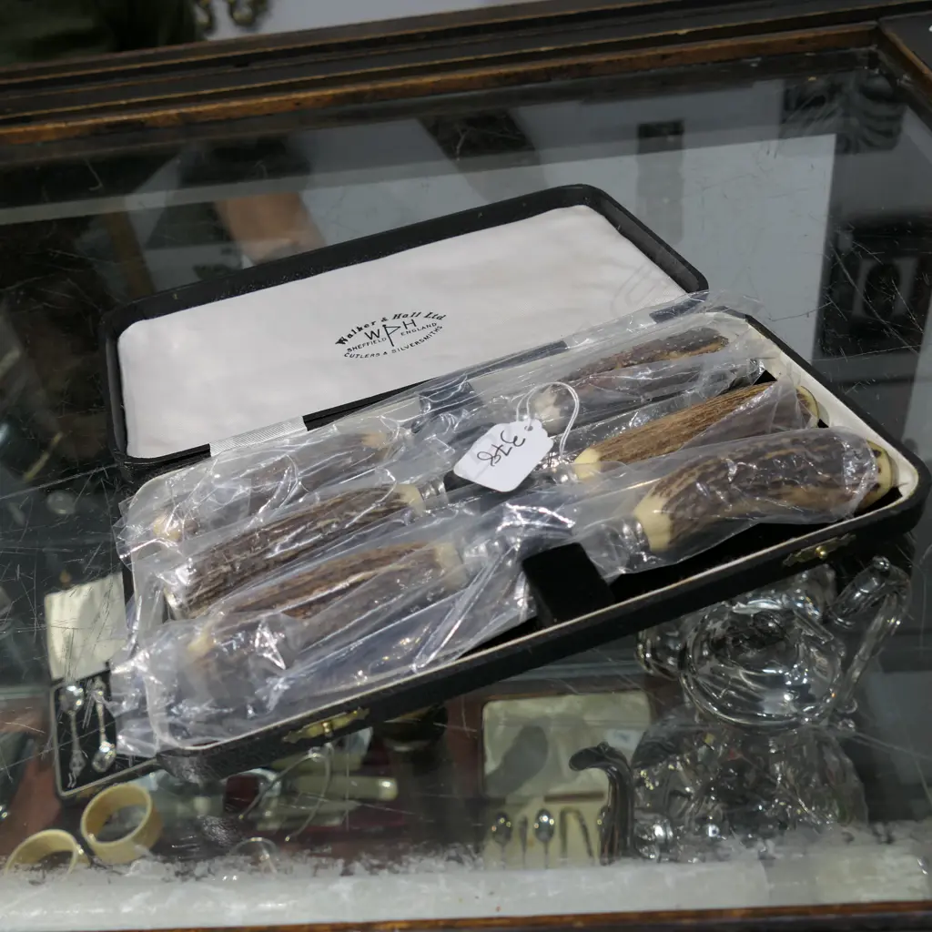 CASED SET OF 1960s STEAK KNIVES, IN BOX. AS NEW Image 1++
