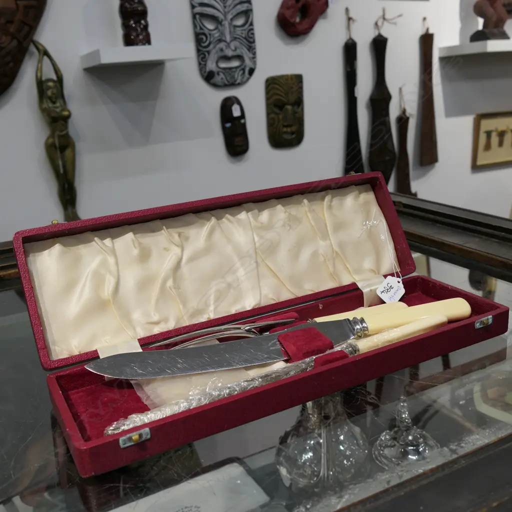 CASED CARVING SET Image 1++