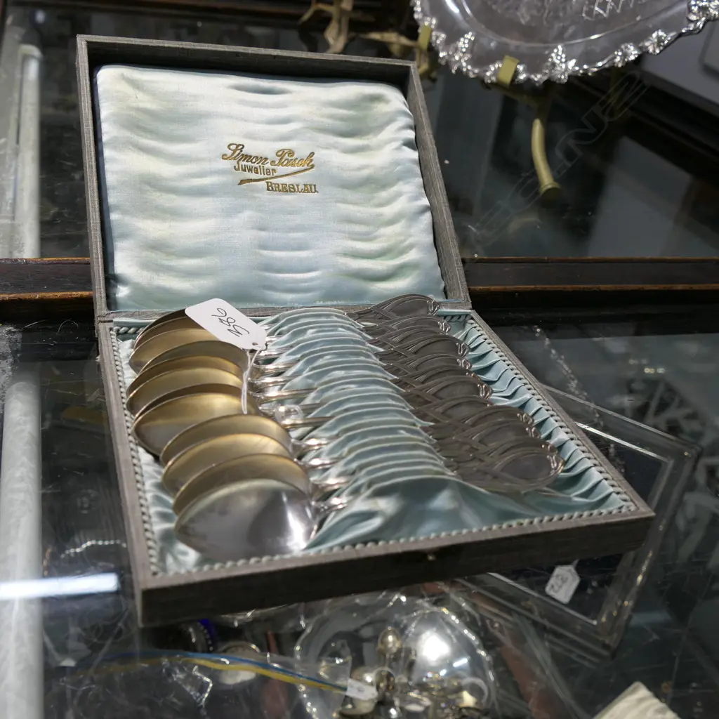 CASED SET OF 800 SILVER TEASPOONS 302gms Image 1++
