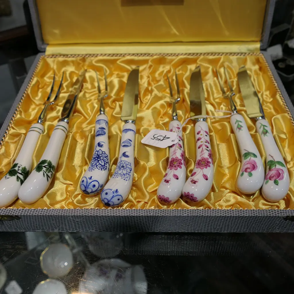 1950s GERMAN PORCELAIN PISTOL GRIP HANDLED KNIVES AND FORKS  Image 1++