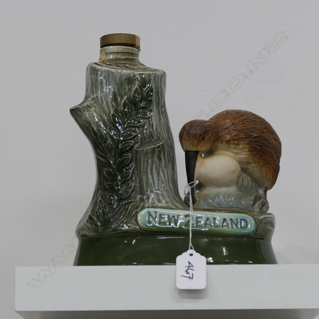 JIM BEAM 'NEW ZEALAND' DECANTER (KIWI) Image 1++