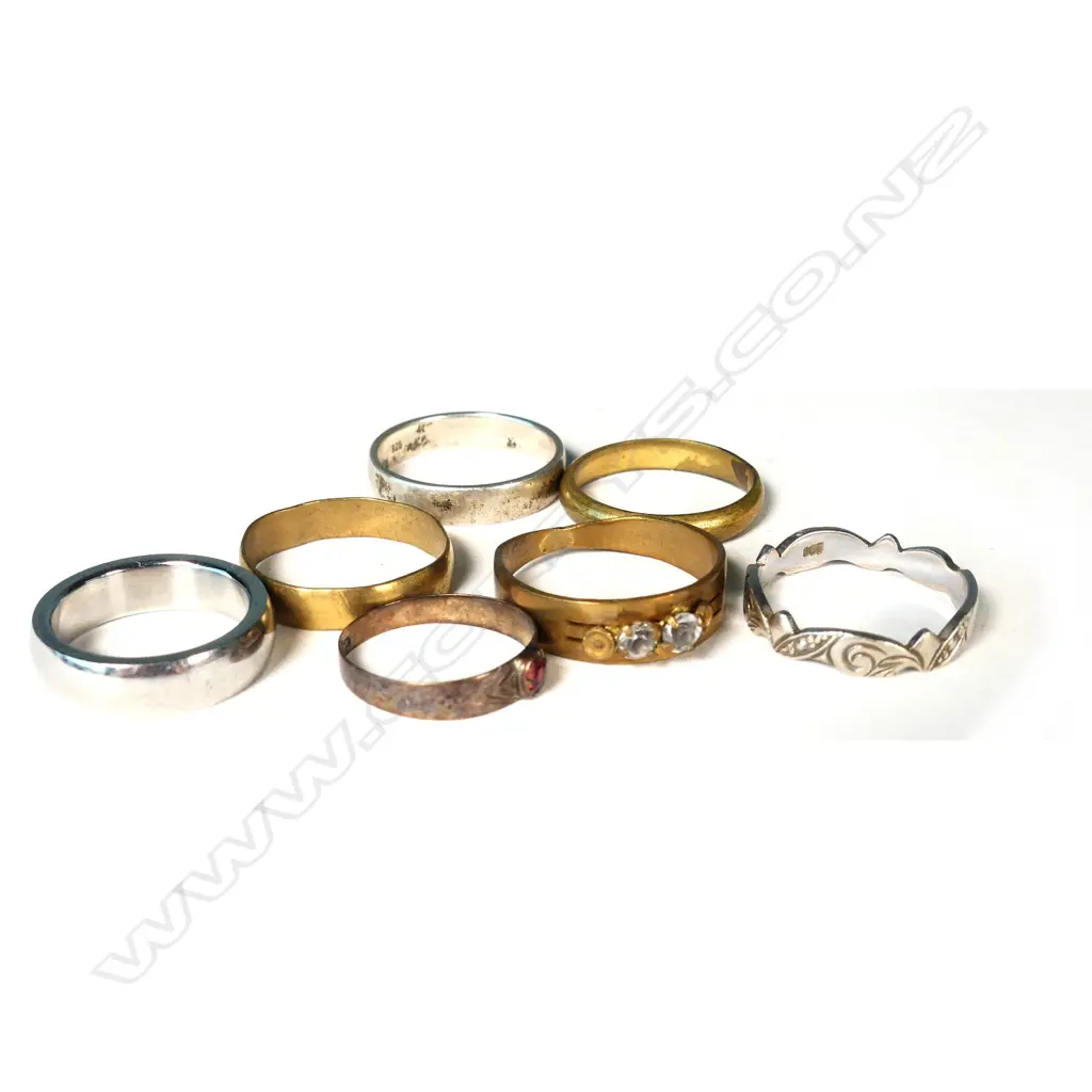 COLLECTION OF 7 ASSORTED GOLD & SILVER RINGS Image 1++