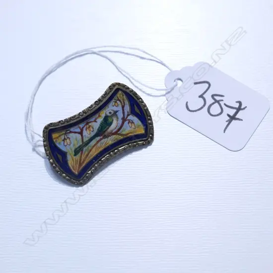 1910 ENAMEL & SILVERED BROOCH