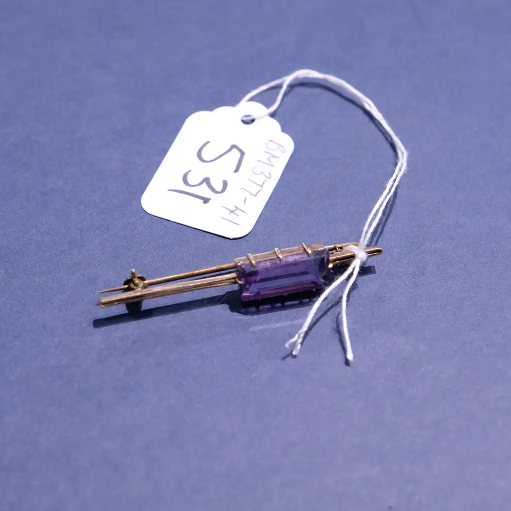 9CT GOLD PURPLE STONE BROOCH Image 1++