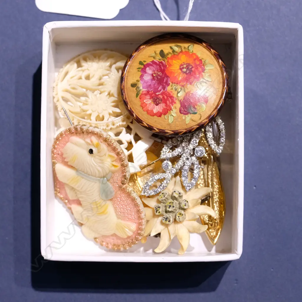 ASST VINTAGE BROOCHES, INCL BONE, SCOTTIE DOG Image 1++