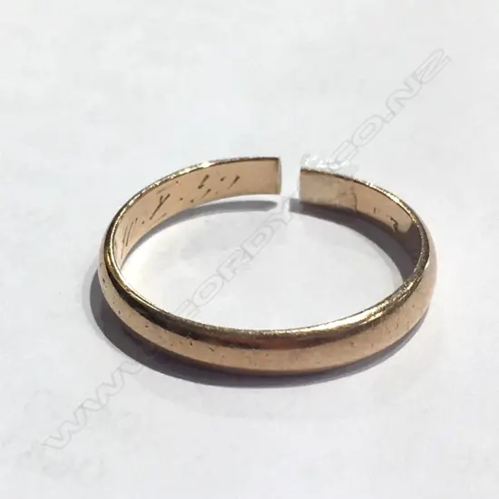 18CT GOLD RING, 2.8G