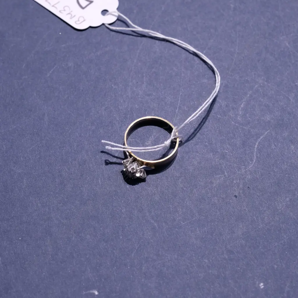 9CT GOLD DIAMOND RING Image 1++