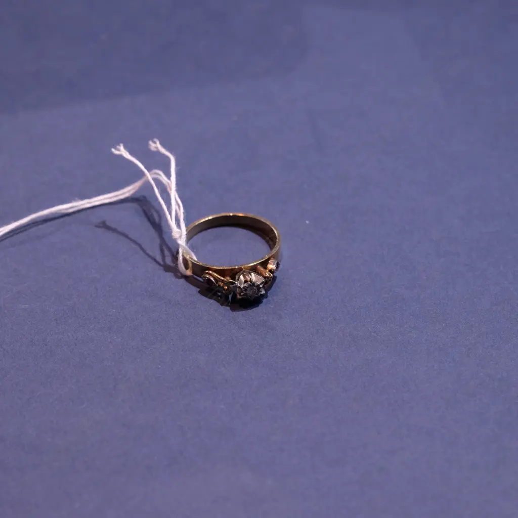 9CT GOLD DIAMOND RING Image 1++
