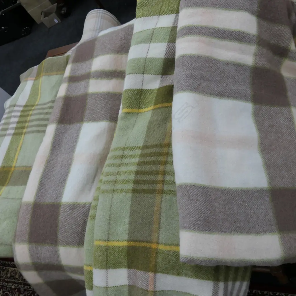 4 WOOLLEN BLANKETS Image 1++