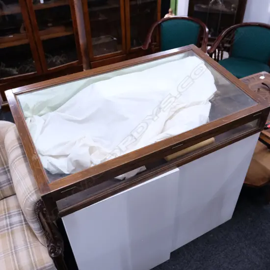 VINTAGE TABLE TOP DISPLAY CABINET TOP OPENING