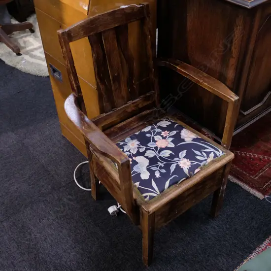VINTAGE WOODEN COMMODE / CHAIR