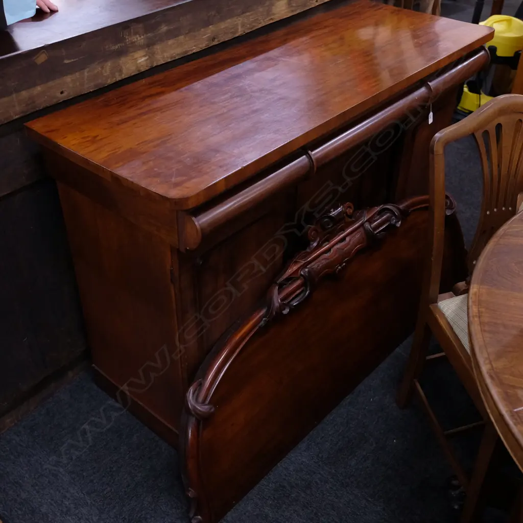 VICT MAHOGANY SIDE BOARD Image 1++