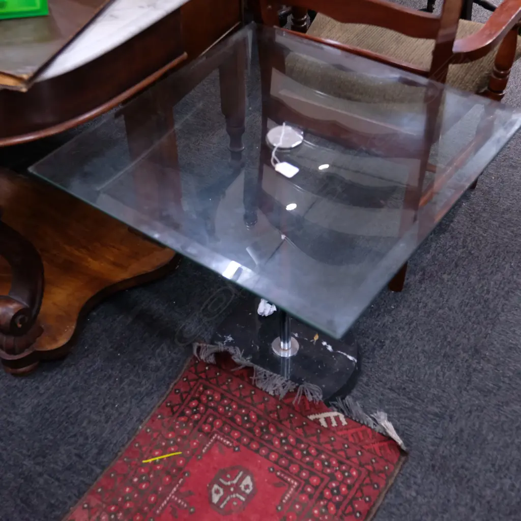 GLASS TOP SIDETABLE. FAULT TO TOP H. 800MM Image 1++